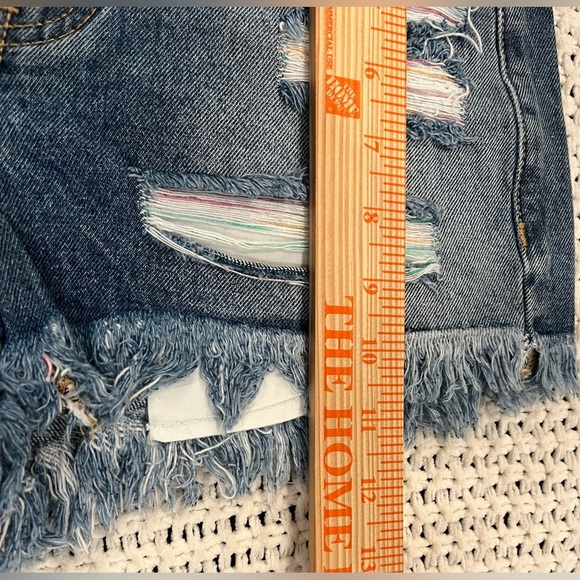 NWT KanCan Denim Shorts High Rise Light Color Thread Detail Fray Hem; Size 1/24 - Picture 11 of 11